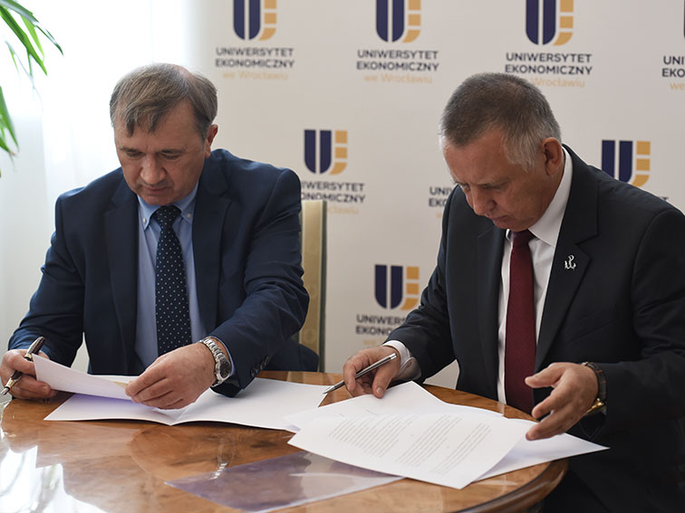 Prezes NIK Marian Banaś i Rektor UE we&nbsp;Wrocławiu prof. dr hab. Czesław Zając podpisują porozumienie