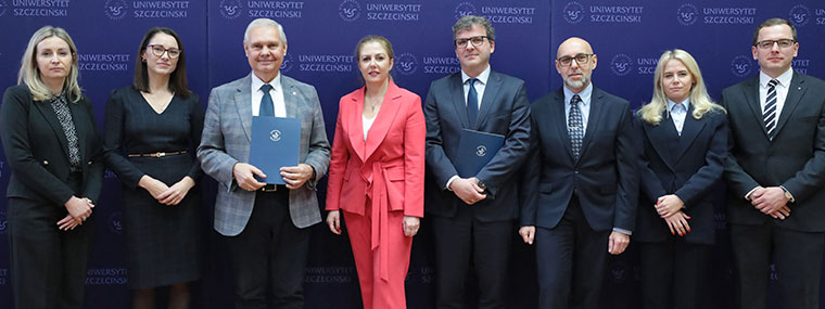 Przedstawiciele Uniwersytetu Szczecińskiego i NIK na pamiątkowym zdjęciu z uroczystości podpisania umowy współpracy obu instytucji.