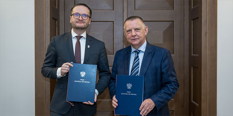 Radek Visinger i&nbsp;Marian Banaś wymieniają podpisaną treść porozumienia (opis grafiki poniżej)