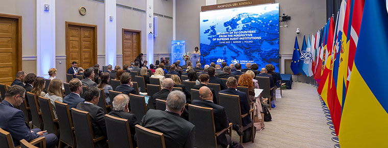 Uczestkicy konferencji zebrani na&nbsp;sali im. Lecha Kaczyńskiego słuchają jednego z&nbsp;wystąpień