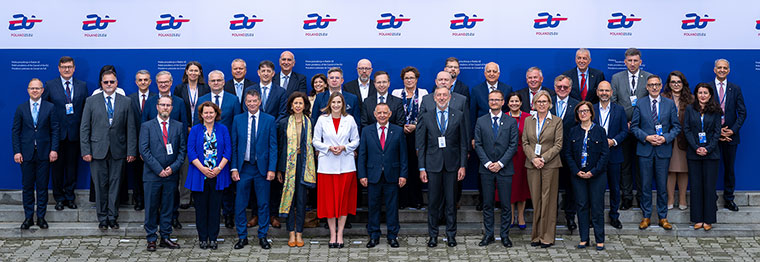 Uczestnicy konferencji na&nbsp;pamiątkowym zdjęciu grupowym