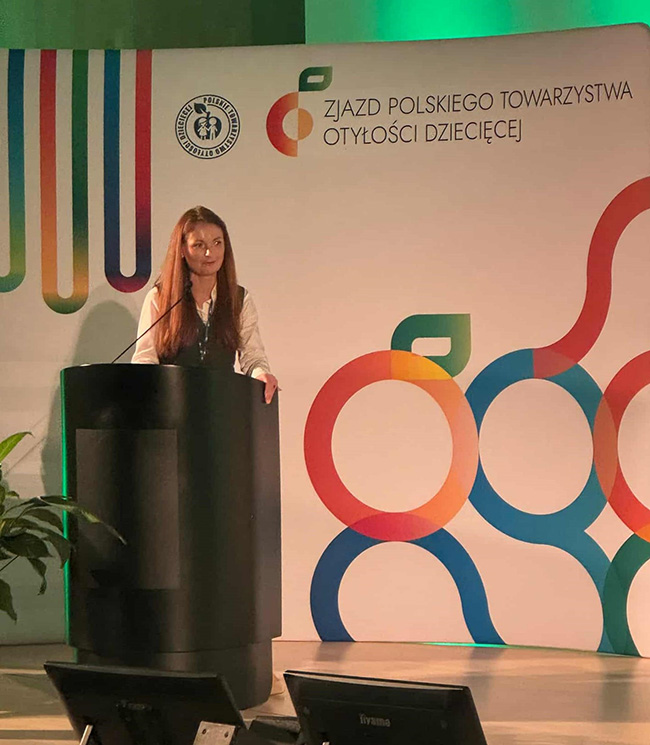 Magdalena Gierlak przemawia na&nbsp;III Zjeździe Polskiego Towarzystwa Otyłości Dziecięcej (PTOD)