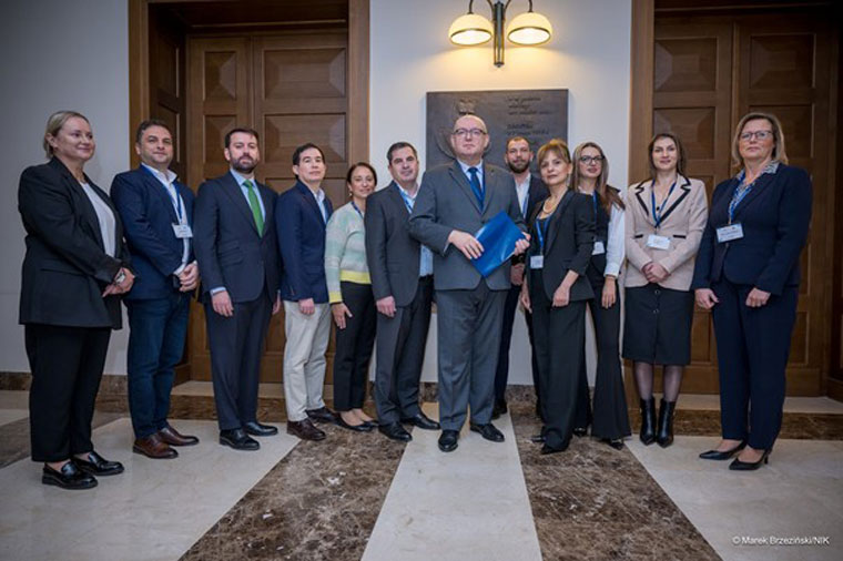 NIK Vice-President Piotr Miklis, IDI representatives and meeting participants