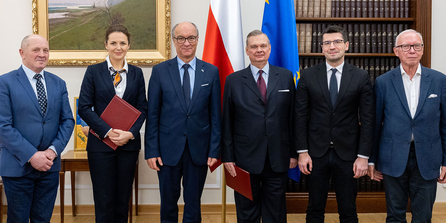 Pamiątkowe zdjęcie z wręczenia nominacji wiceprezesom NIK. Na zdjęciu: Przewodniczący Komisji Kontroli Państwowej Marek Sawicki, Wiceprezes NIK Katarzyna Budnikowska, Marszałek Sejmu Włodzimierz Czarzasty, Wiceprezes NIK Sylweriusz Królak, Prezes NIK Mariusz Haładyj, Wiceprezes NIK Jacek Kozłowski