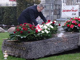 Prezes NIK Krzysztof Kwiatkowski złożył wiązankę biało-czerwonych róż na grobie ks. Jerzego Popiełuszki.