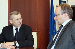 Prezes NIK Krzysztof Kwiatkowski rozmawia z Pawłem Olszewskim pełnomocnikiem rządu do&nbsp;spraw regulacji i harmonizacji obszaru bezpieczeństwa transportu i ruchu drogowego