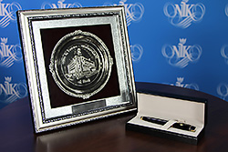 Patera i&nbsp;pióro przekazane na&nbsp;aukcję WOŚP przez prezesa NIK